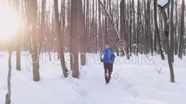 清晨在冬林中奔跑的青年男女.. 美丽的阳光。 西班牙相机